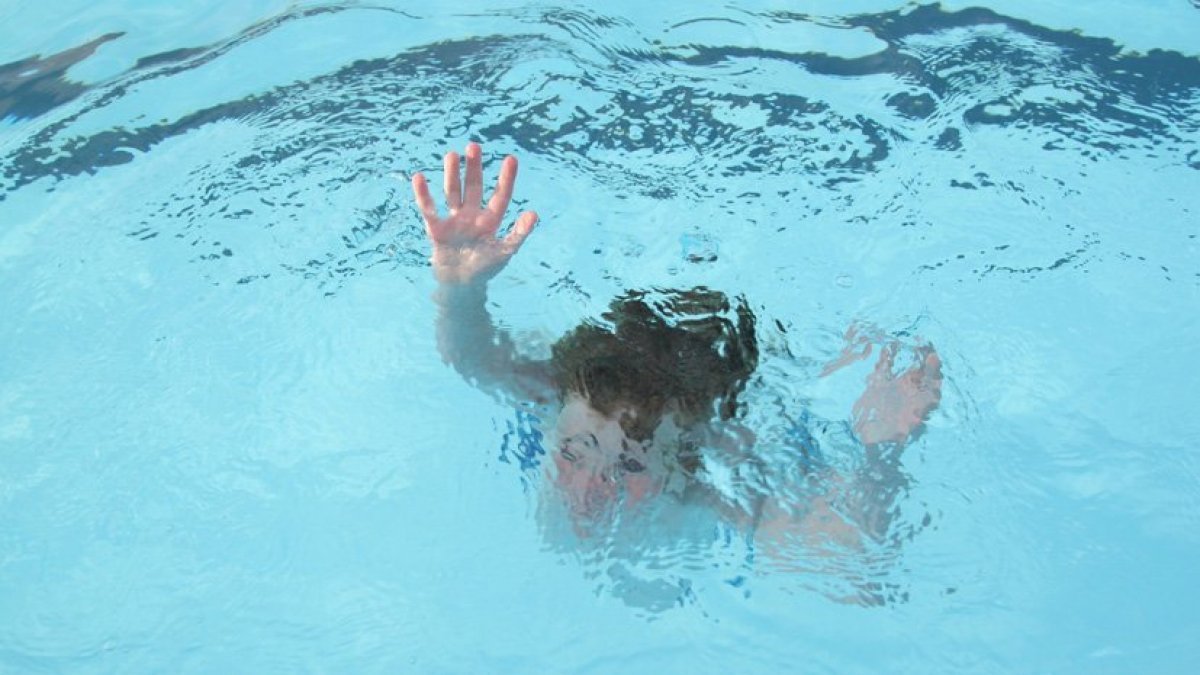 Рожденному утонуть. Девушка тонет в бассейне. Ребенок утонул в бассейне. Тонущий человек.