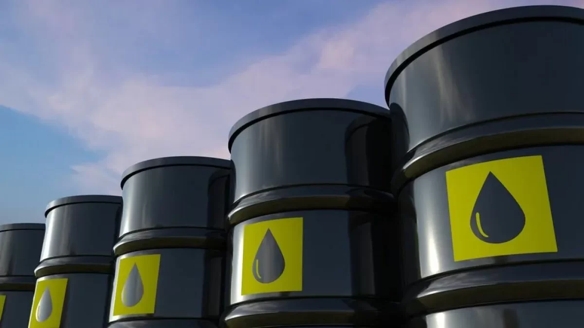 Бензин светлый нефтепродукт. Сбыт нефтепродуктов. Топливо печное бытовое. Жидкое топливо. Бензиновая фракция нефти.