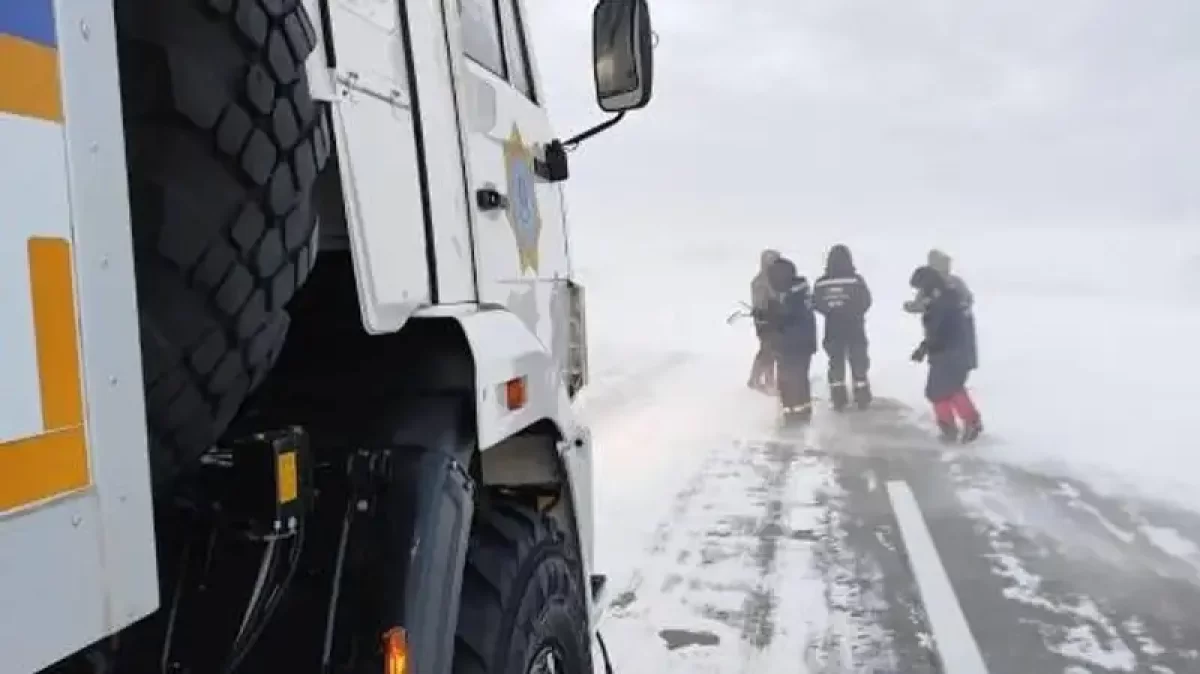 В Жамбылской области более пяти тысяч человек застряли на заснеженных трассах