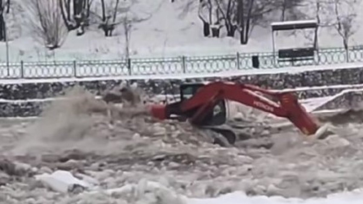 Экскаватор попал под ледово-водный паводок на реке Есентай