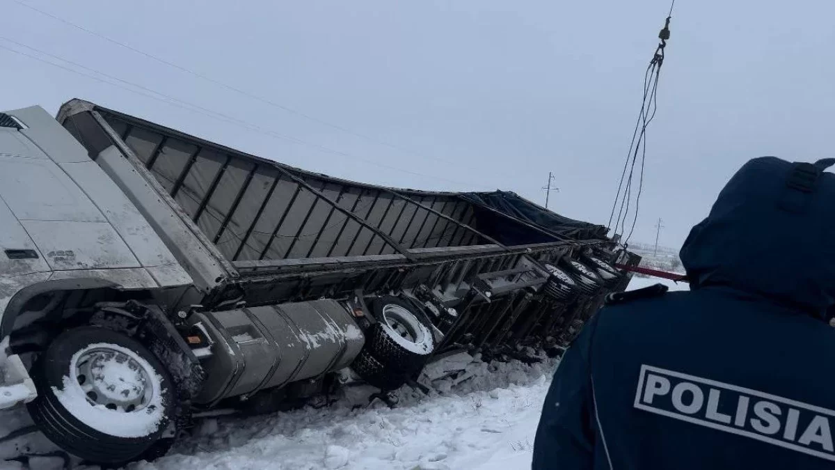 Фура улетела в кювет в Акмолинской области