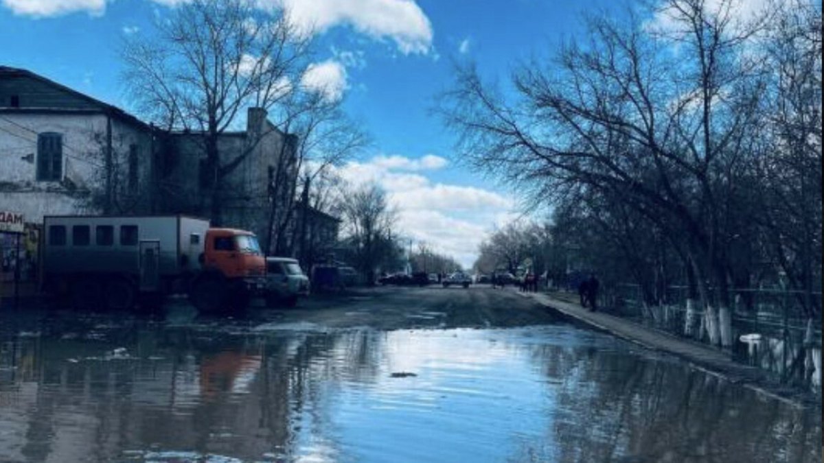 В Казахстане талые воды затопили важные автомагистрали