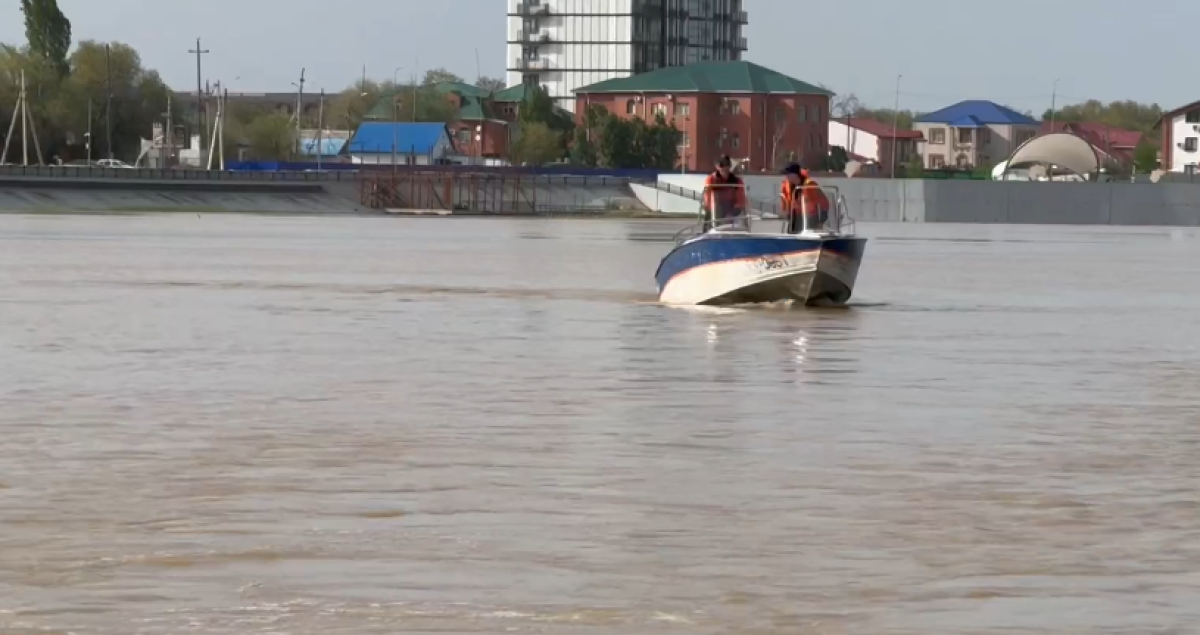 Паводки в Казахстане: уровень воды в реке Жайык продолжает расти