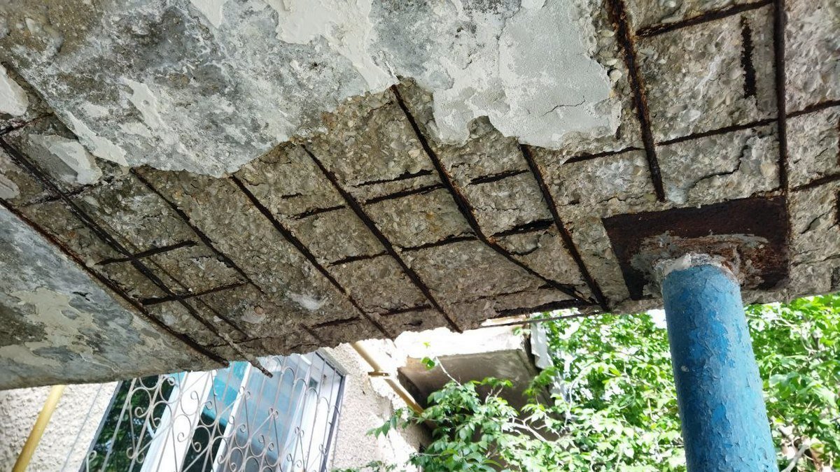 В Актау кусок козырька от подъезда обрушился перед коляской с грудничком