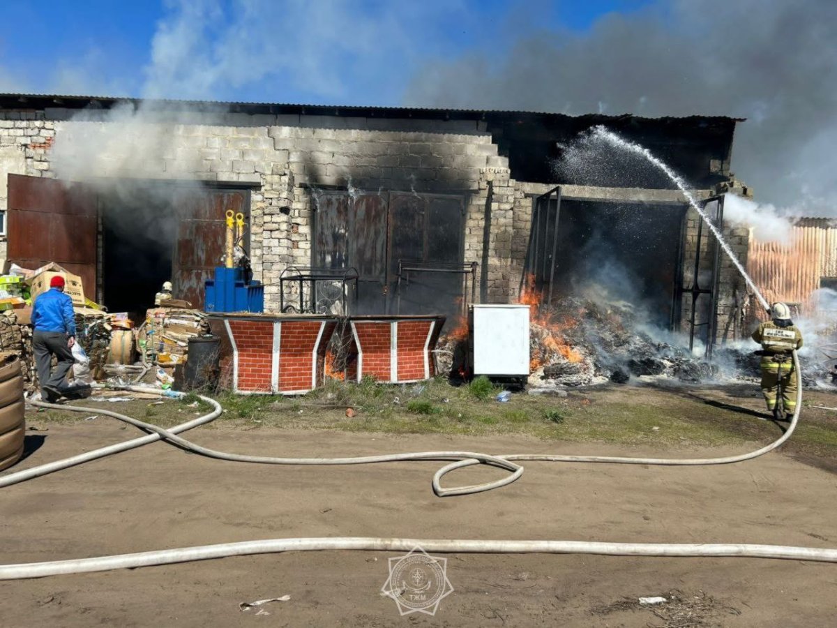 Взрыв чуть не произошел в горевшем складе с макулатурой в Костанайской области