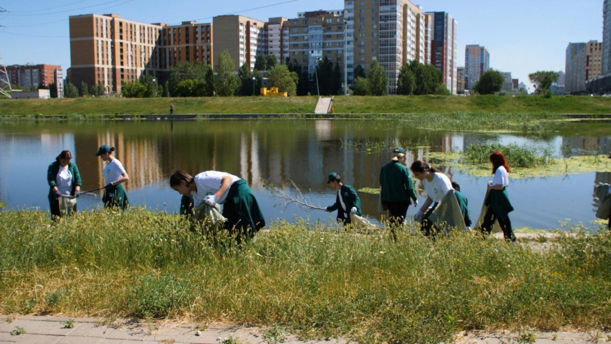 "Таза Қазақстан": молодёжь очистила от мусора берег Есиля в Астане