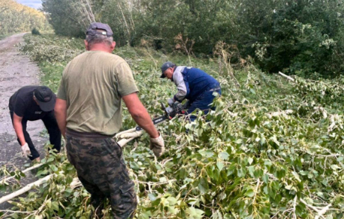 Ситуация на востоке страны: шквальный ветер, гроза, град