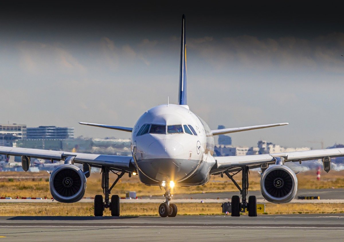 Самолет Air Astana повредили в Актобе: задержаны десятки рейсов