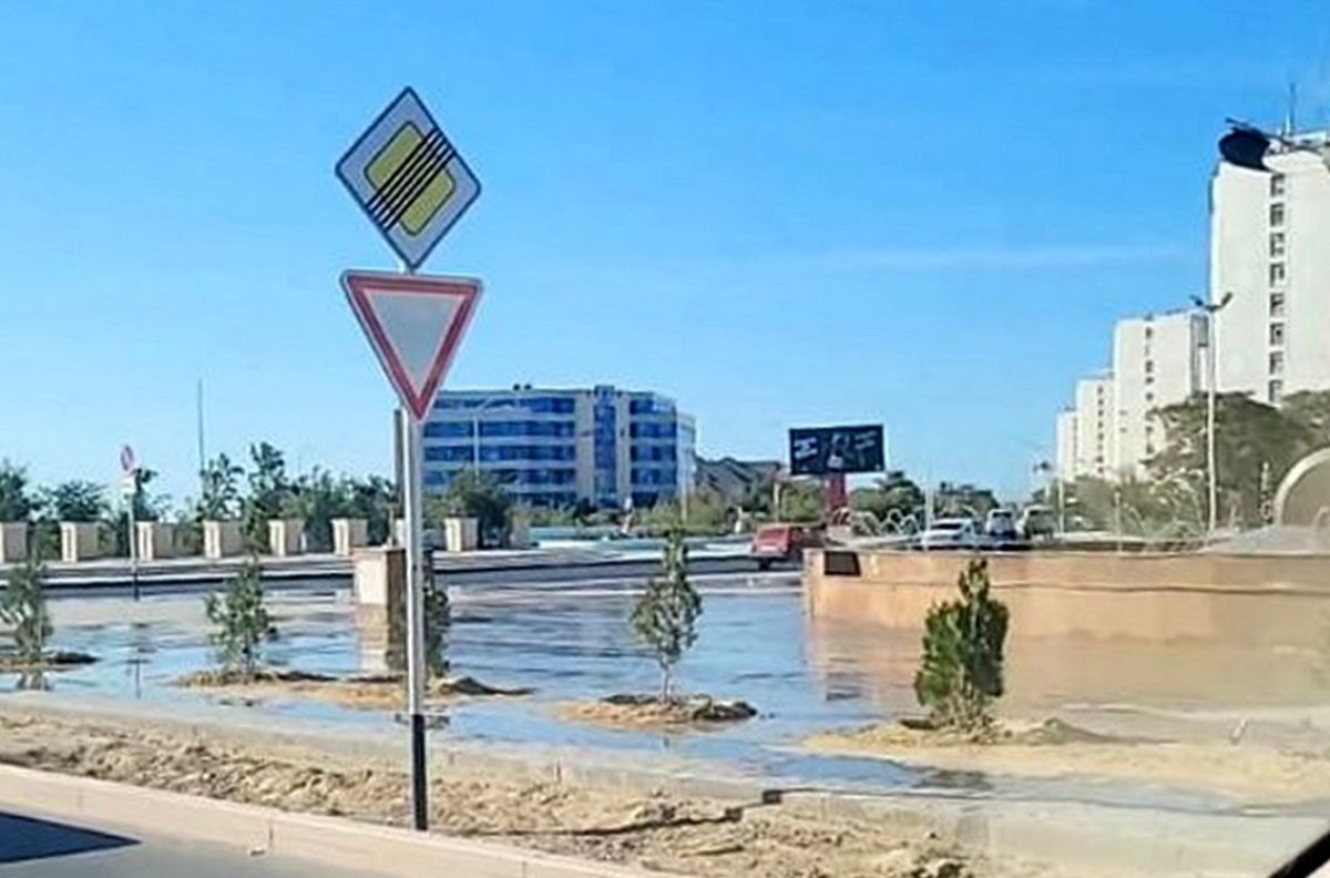 ЧП в Актау: вода из фонтана затопила улицы города