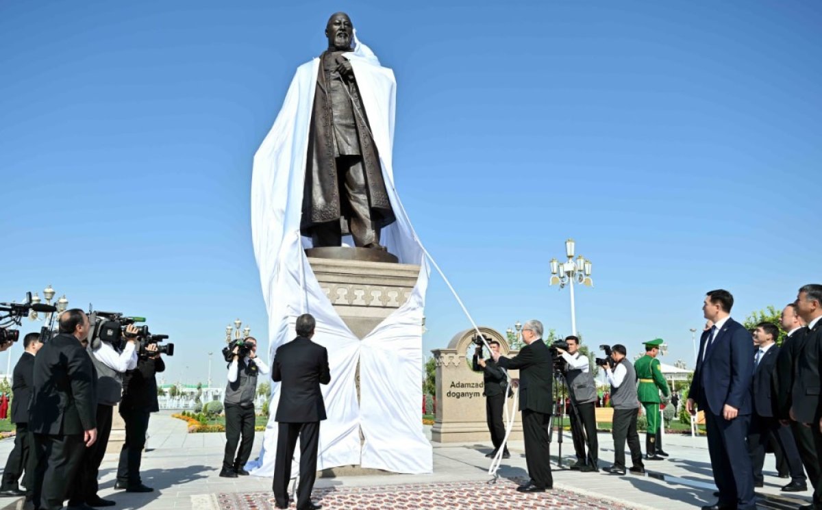 Токаев и Бердымухамедов открыли памятник Абаю в Ашхабаде