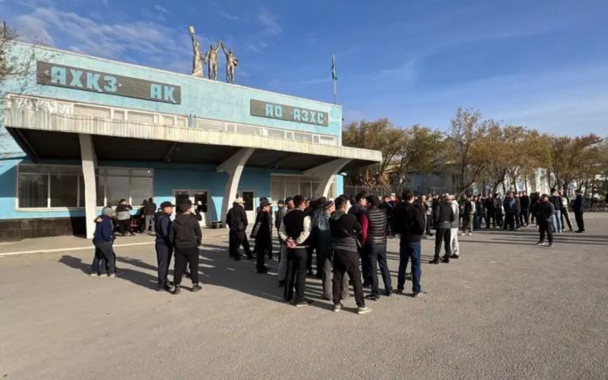 Сбой из-за войны в Украине: рабочие Актюбинского завода вышли на митинг