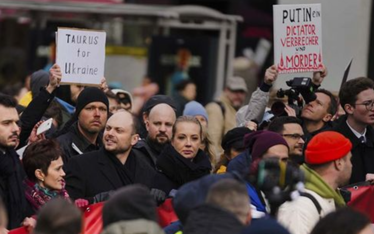 В Берлине прошел марш против войны и Путина