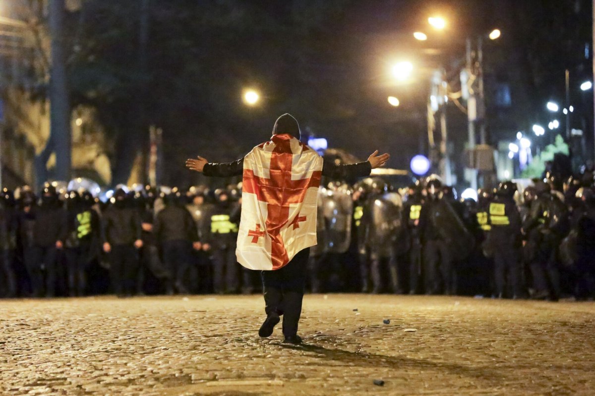 В Грузии продолжаются протесты: десятки человек ночевали у здания парламента