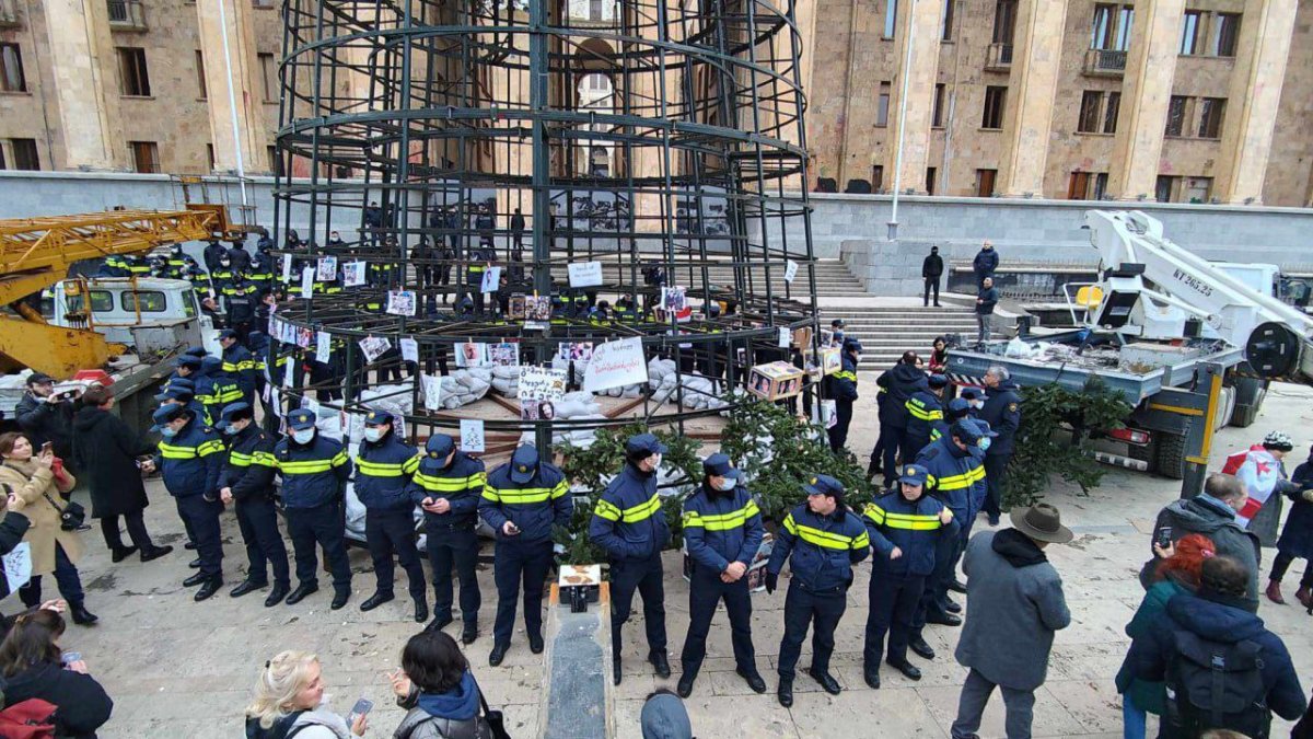 11-й день протестов в Грузии: ёлку в центре Тбилиси украсили портретами пострадавших от полиции