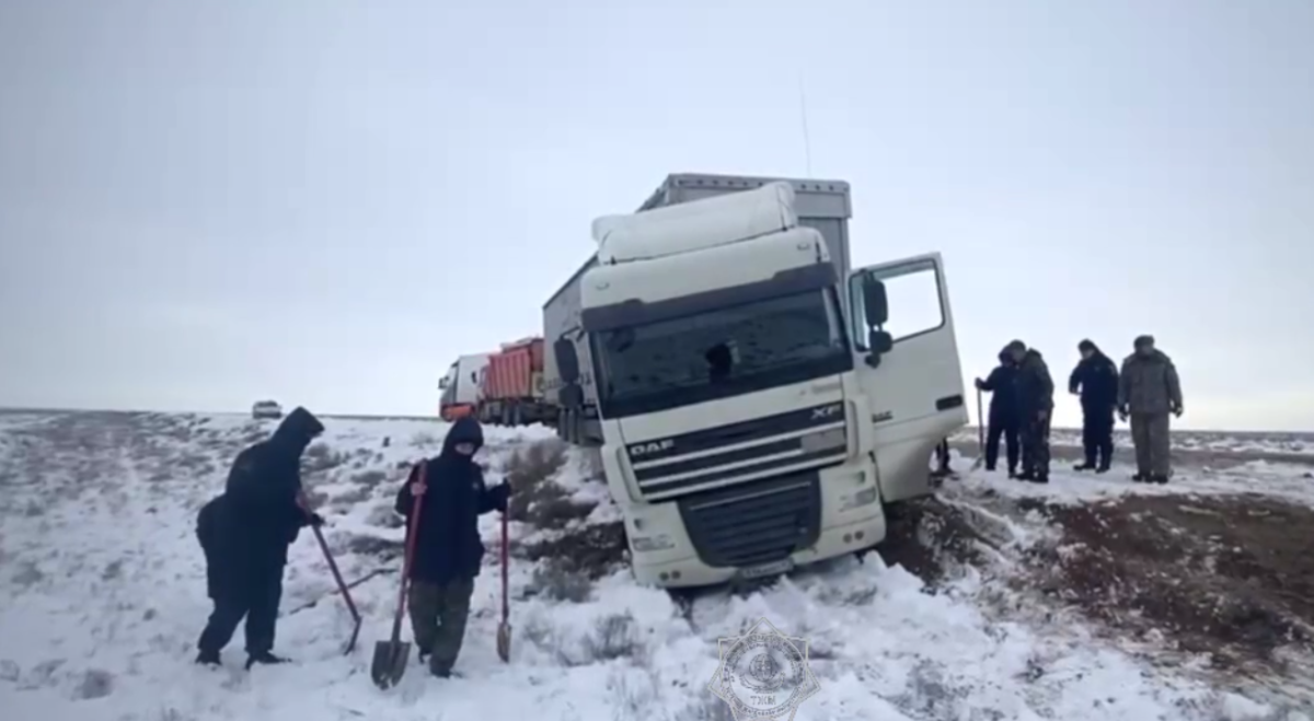 Сильный снегопад парализовал трассу в Мангистауской области