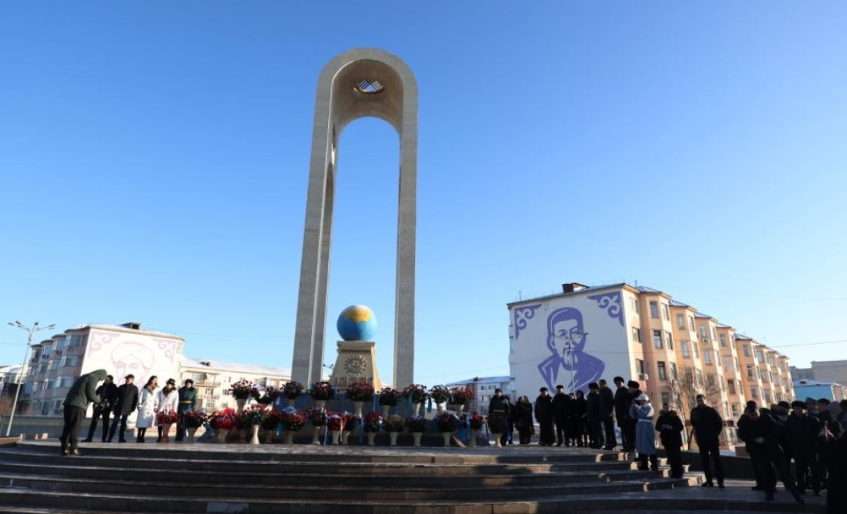 Церемония возложения цветов к монументу «Тәуелсіздік» прошла в Таразе