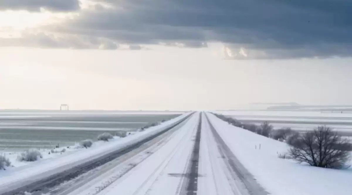 Опасно для жизни: в связи с плохой погодой в двух регионах Казахстана закрыли трассы