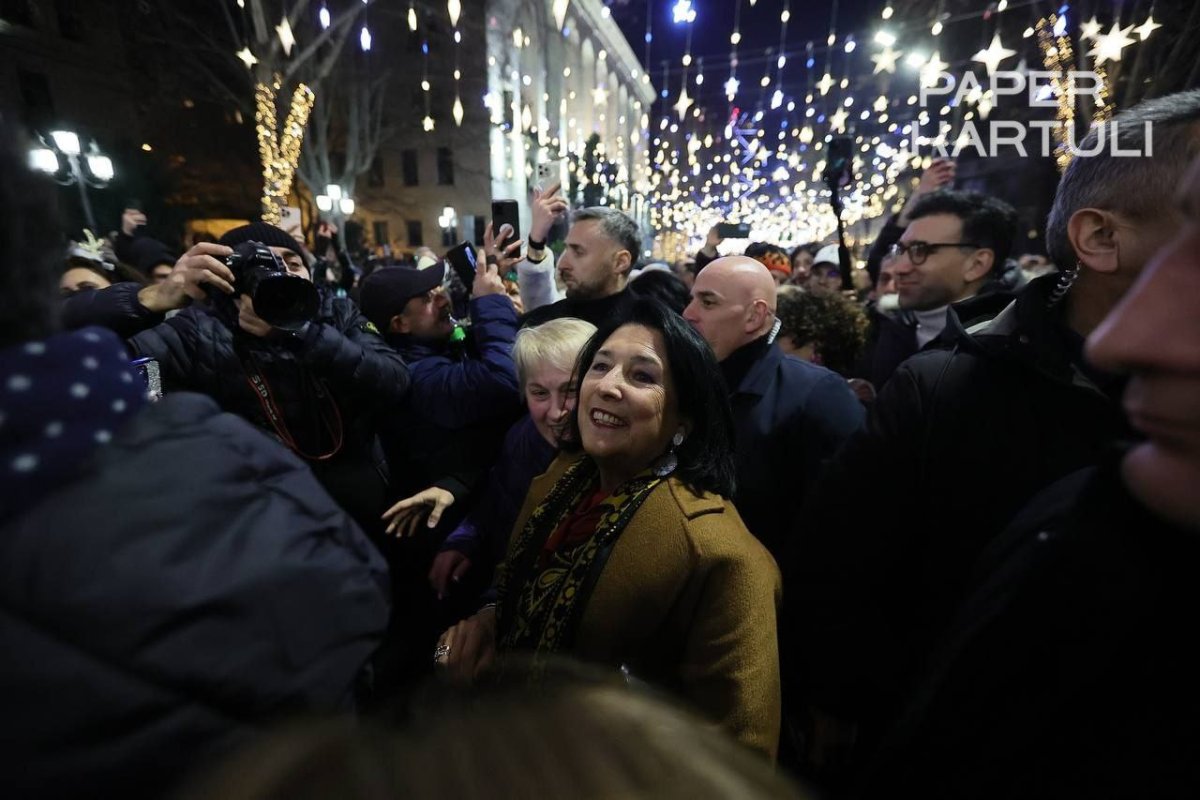 Митинг в формате новогоднего застолья: Зурабишвили присоединилась к протестующим в Тбилиси