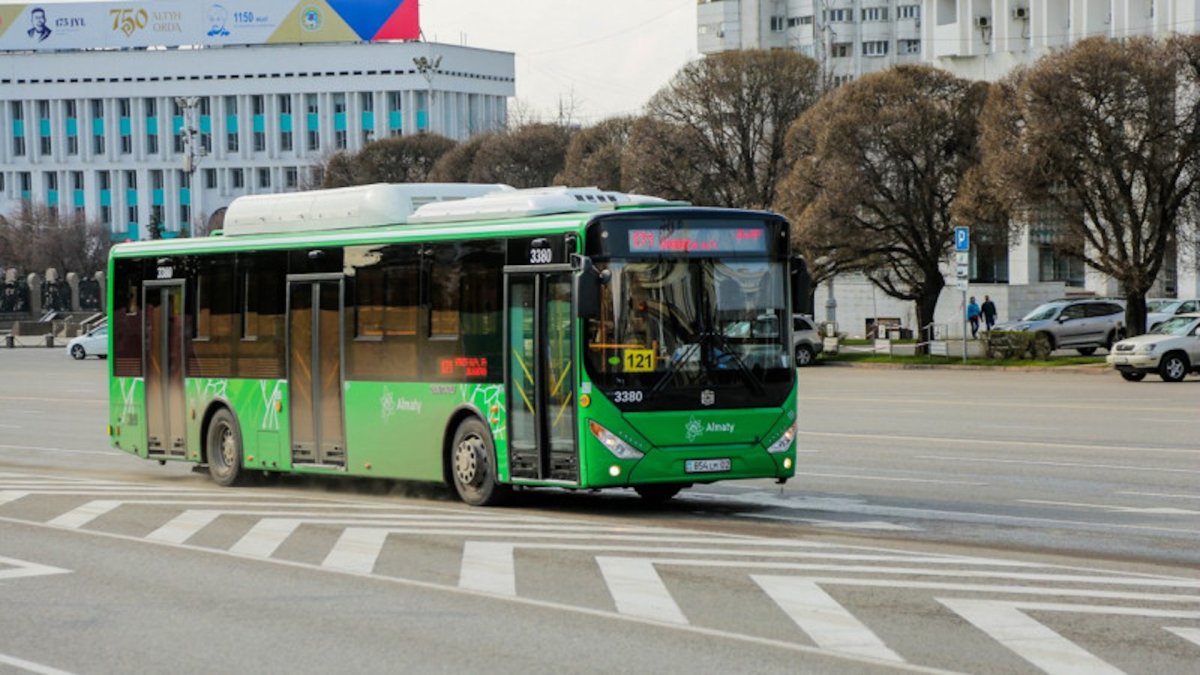 Ставят под угрозу жизнь граждан: водители автобусов в Алматы работали без выходных