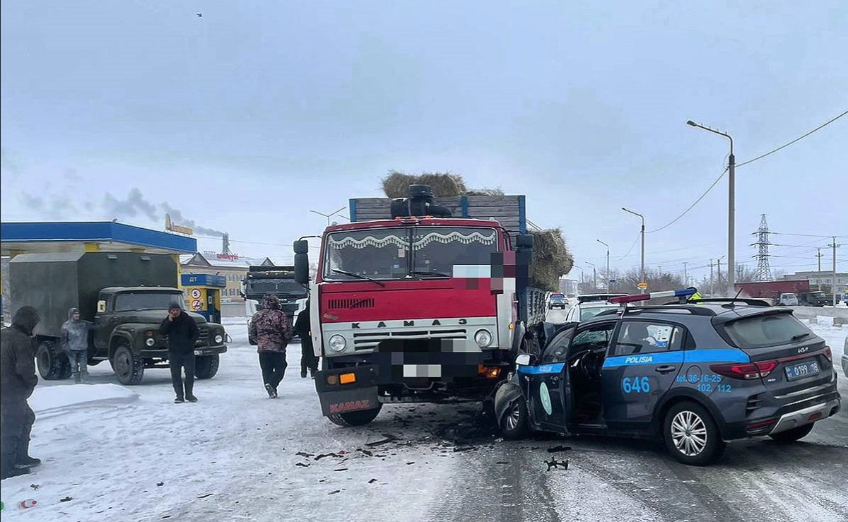 Полицейский автомобиль столкнулся с КамАЗом во время вызова в Семее