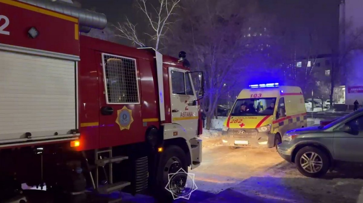 Три человека пострадали при пожаре в ТЮЗе в Астане