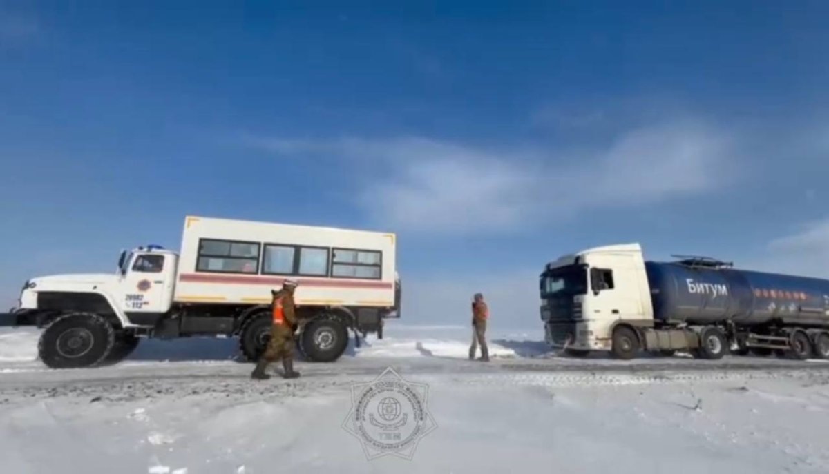 В снежном плену оказались грузовики в Актюбинской области