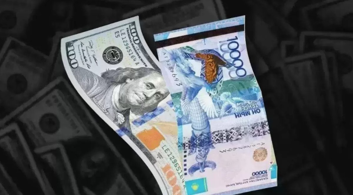 Курс доллара упал ниже 500 тенге, несмотря на негативный внешний фон