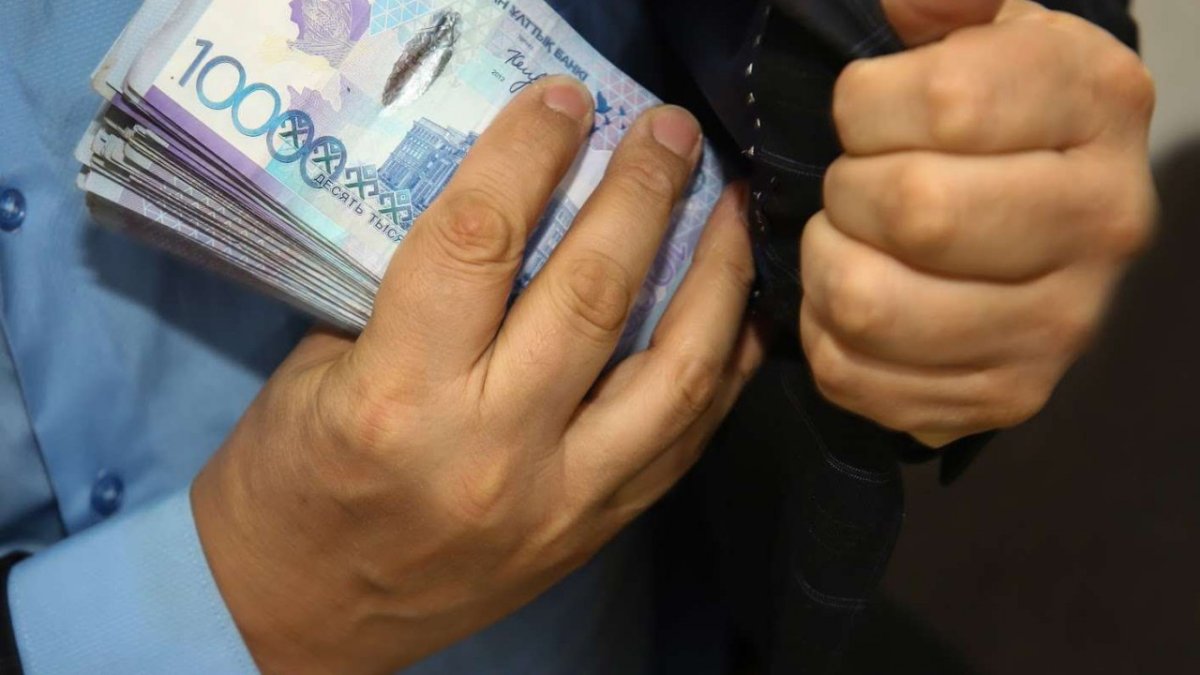 Чиновники, неоднократно получавшие взятки, отделались штрафом в Караганде