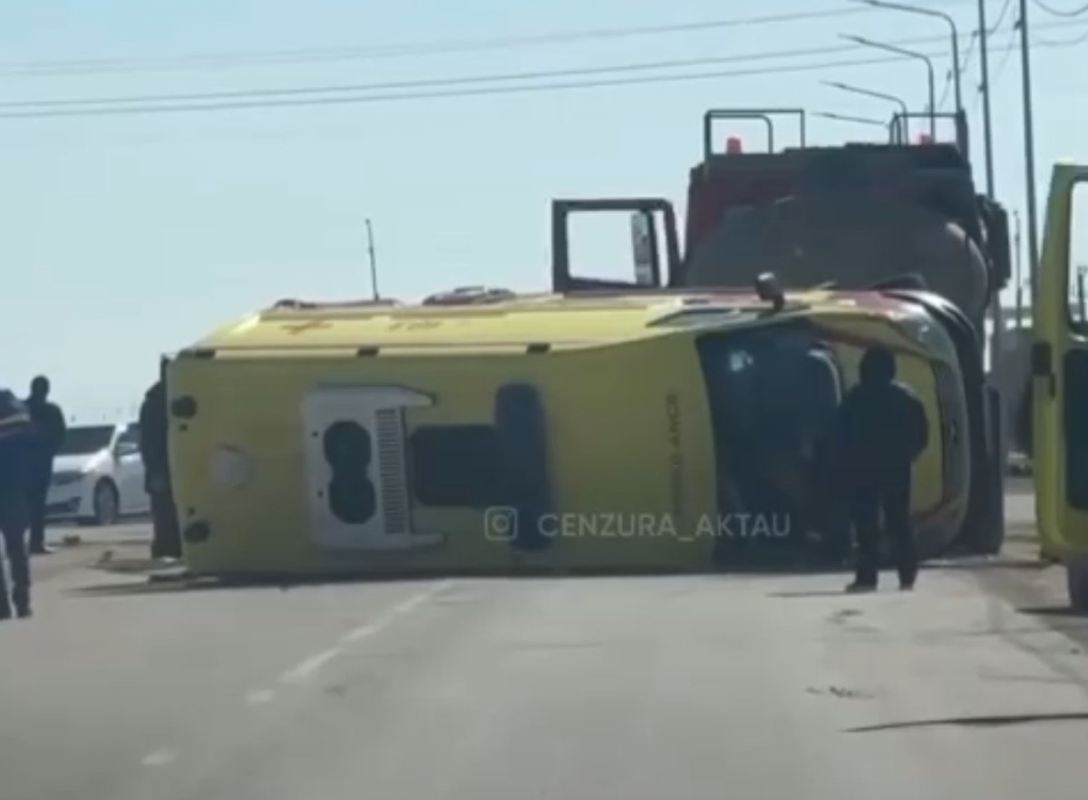 Скорая помощь перевернулась в Мангистау