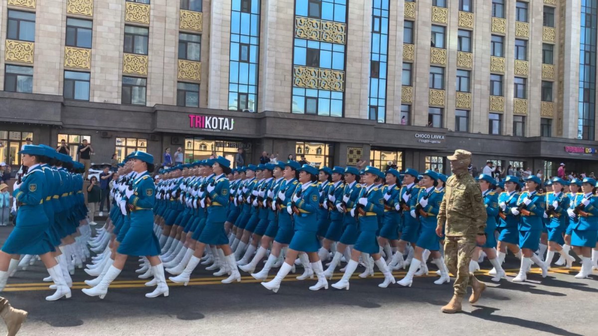Патриотизм и ажиотаж: как прошел Парад Победы в Астане