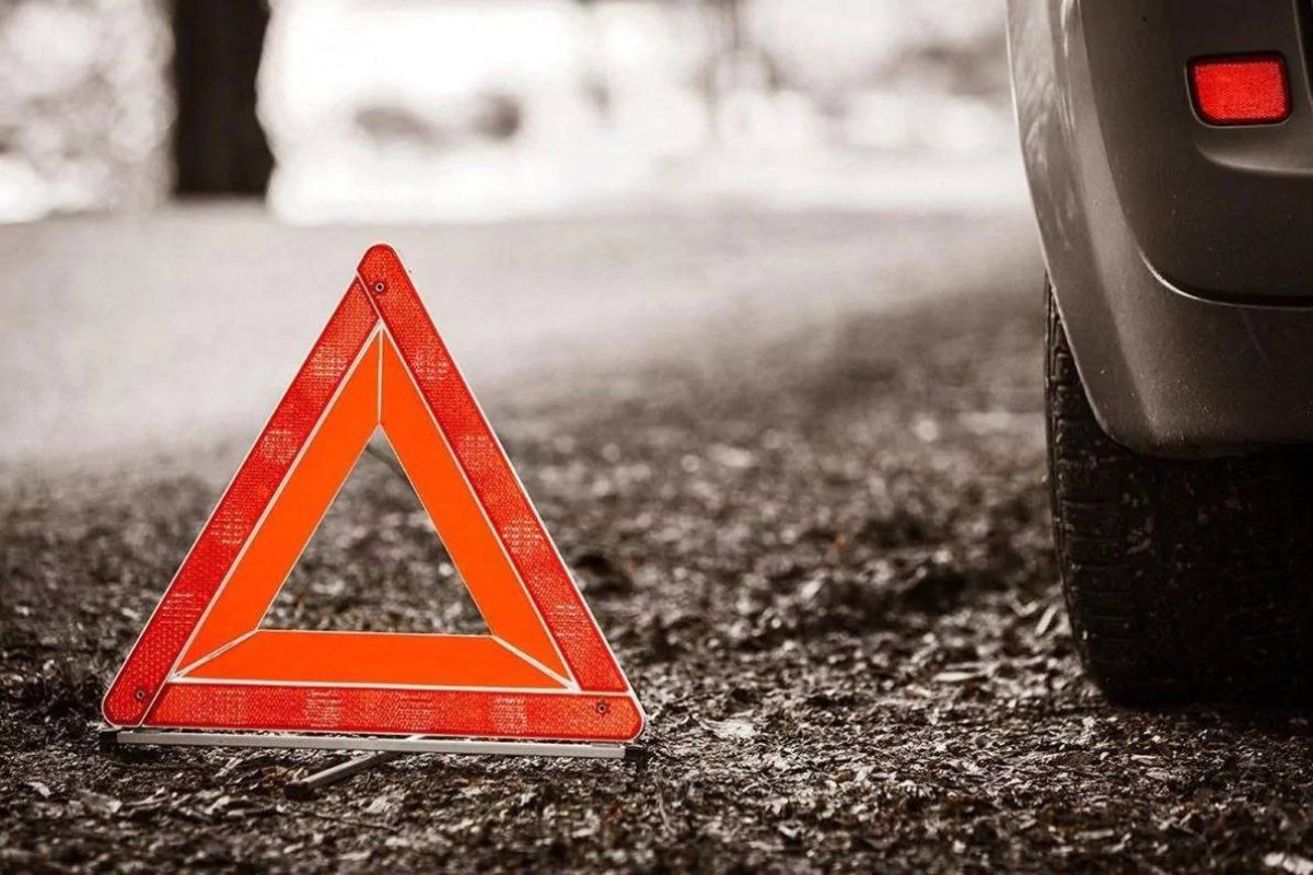 Автомобиль сбил ребёнка во дворе жилого дома в Алматы