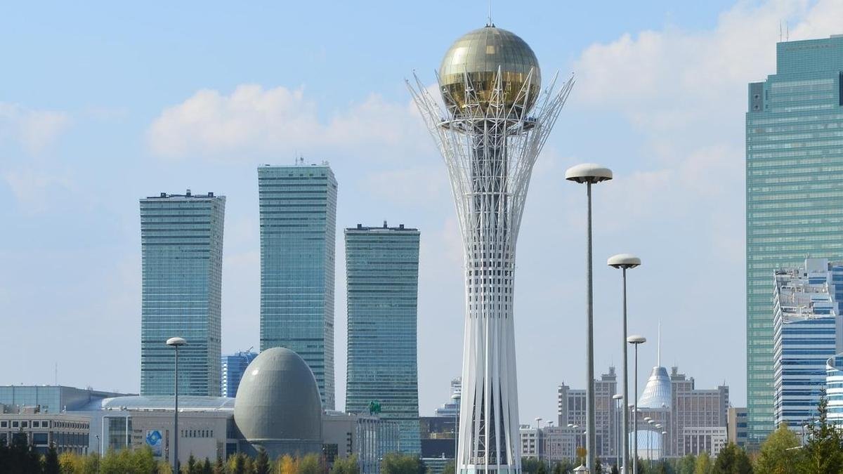 "Хватит гордиться прошлым": казахстанских политиков призвали "забыть" об Астане