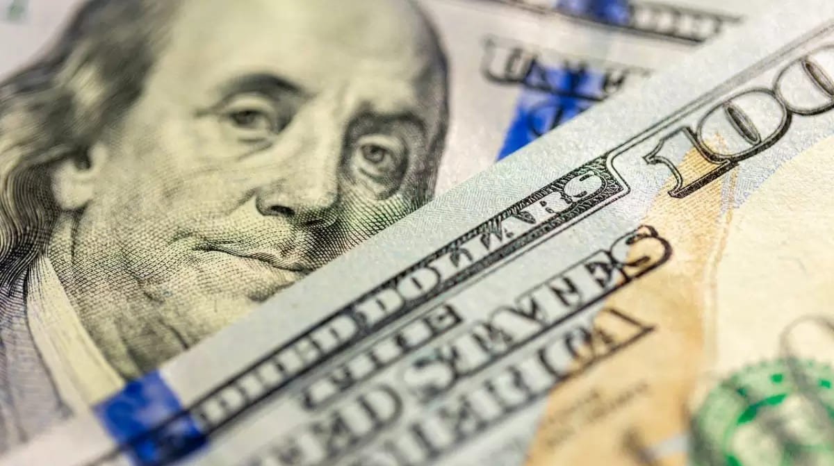 Продажи долларов в Казахстане показали четырехлетний минимум
