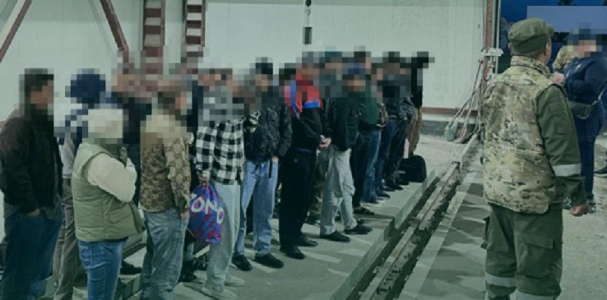29 иностранцев пытались вывезти в фуре из Казахстана в Россию