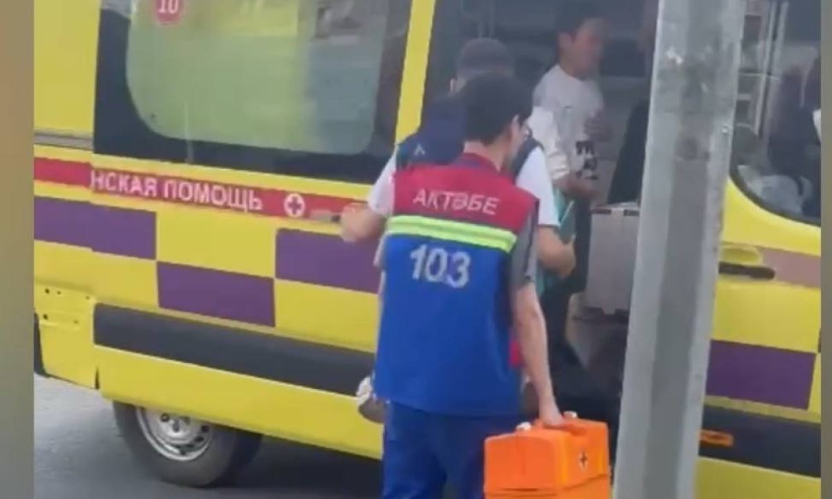 Водитель автомобиля сбил школьника у остановки в Актобе