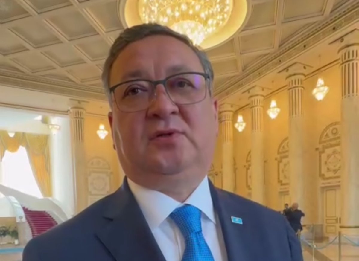 «Вы такие красивые, что я уже теряюсь»: как глава МИД уклонился от вопросов в Акорде