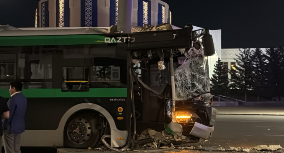 В Астане автобус врезался в столб
