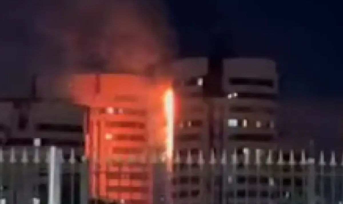В Астане горит ЖК «7 бочек»