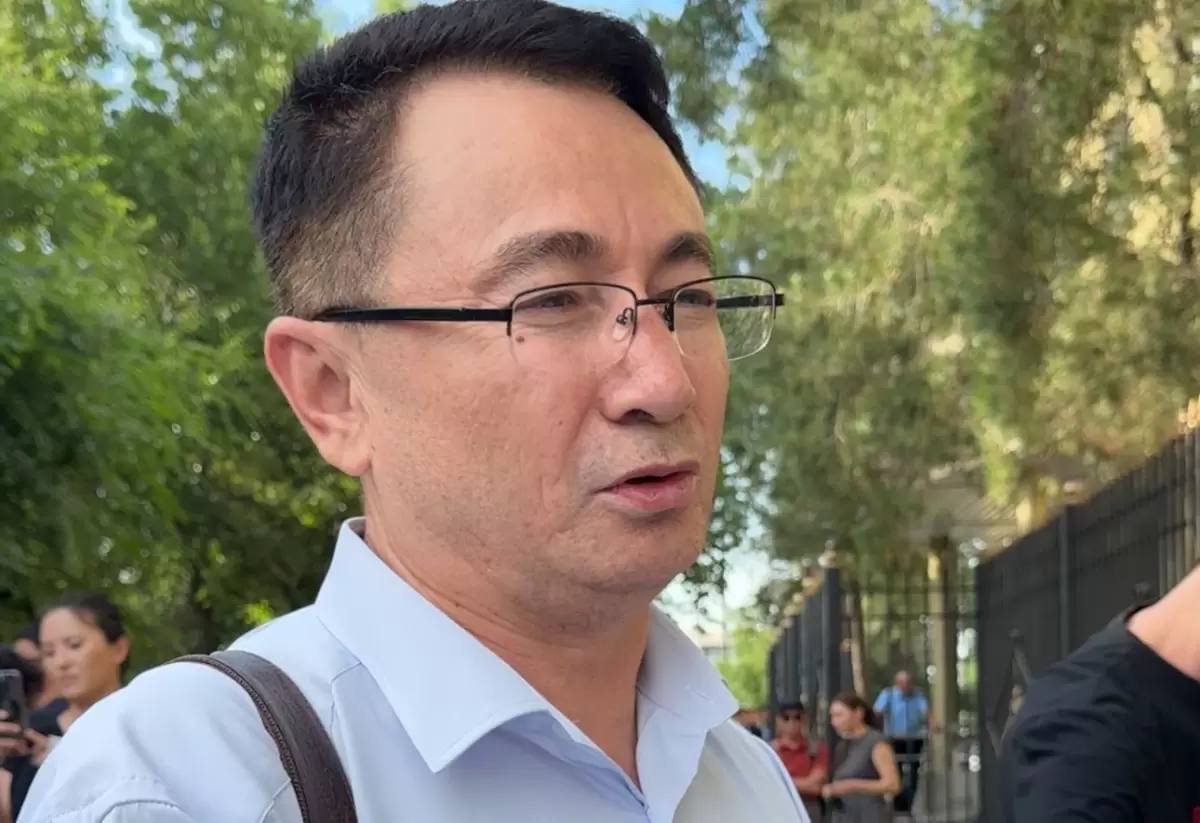 "Абзал разбил стекло и бросился на нас": адвокат семьи Шерзата рассказал о беспорядке в суде после приговора