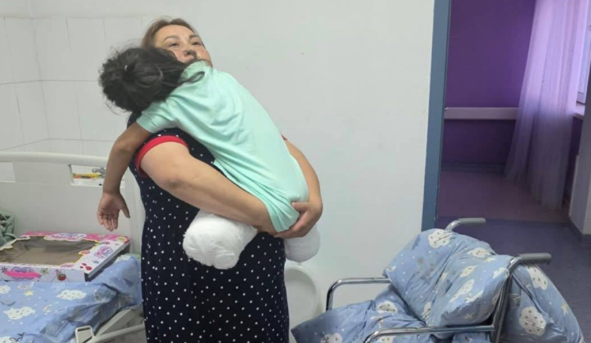 "Просыпается в страхе": что известно о состоянии девочки, лишившейся ног ДТП