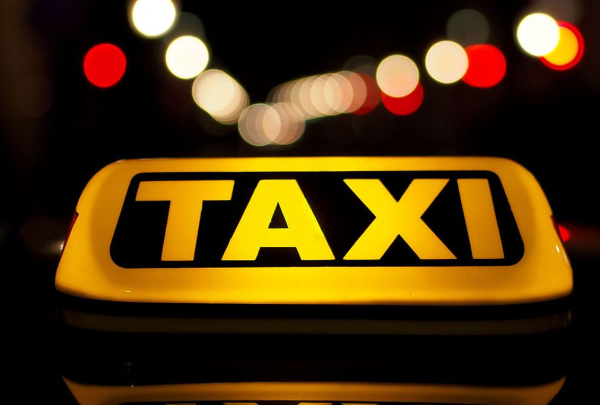 В Казахстане таксист заблокировал двери и предлагал девушке поцелуй