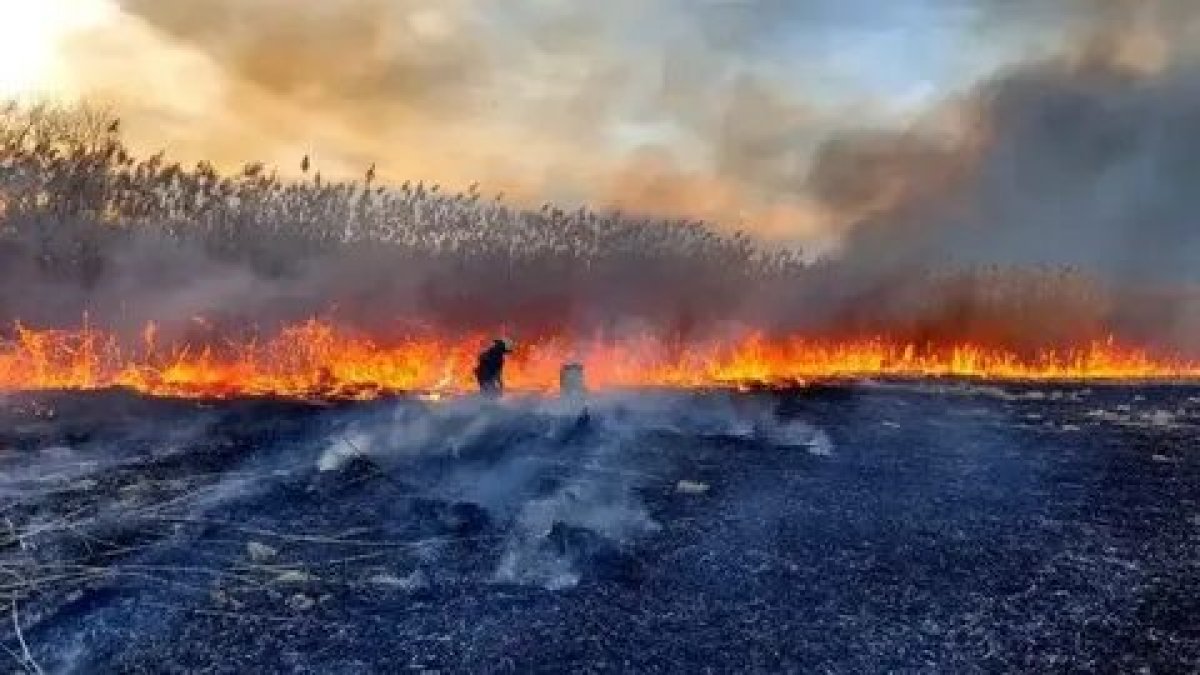 В Минэкологии рассказали, почему на тушение пожара в Атырау ушло столько дней