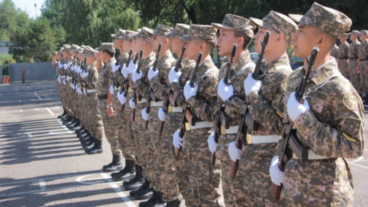 Вправе ли военкоматы забирать в армию 18-летних выпускников школ: разъяснения