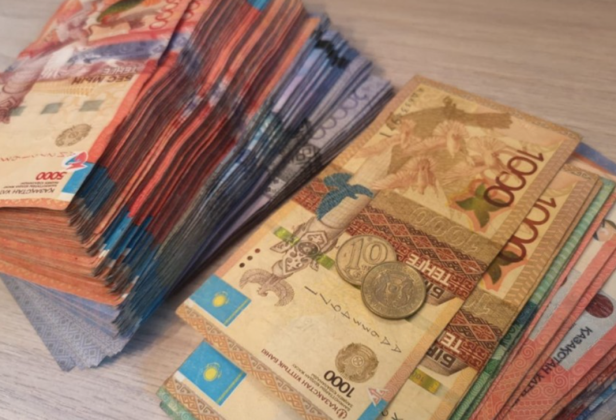 Чиновника из СКО поймали на взятке в 9,5 млн тенге