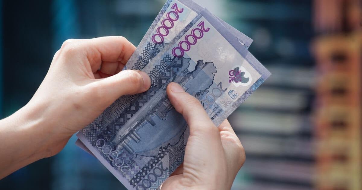 Чаевые в миллион тенге обсуждает Казнет: официантка расплакалась от счастья