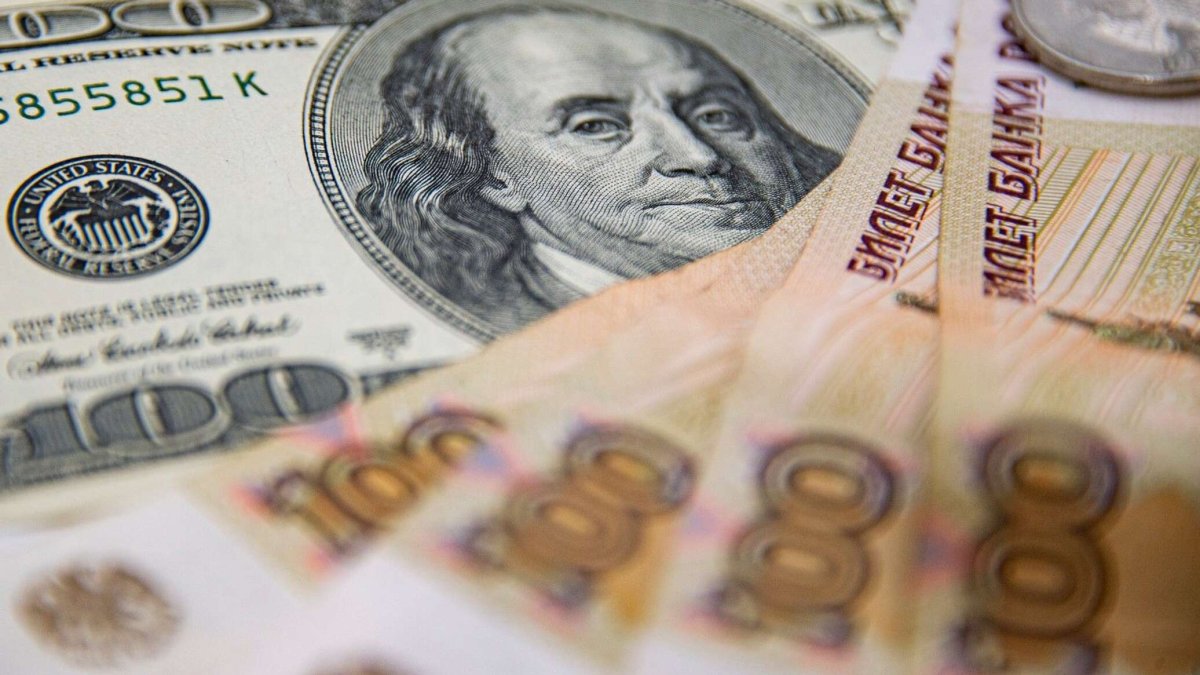 Девальвацию рубля до 250 за доллар прогнозирует эксперт