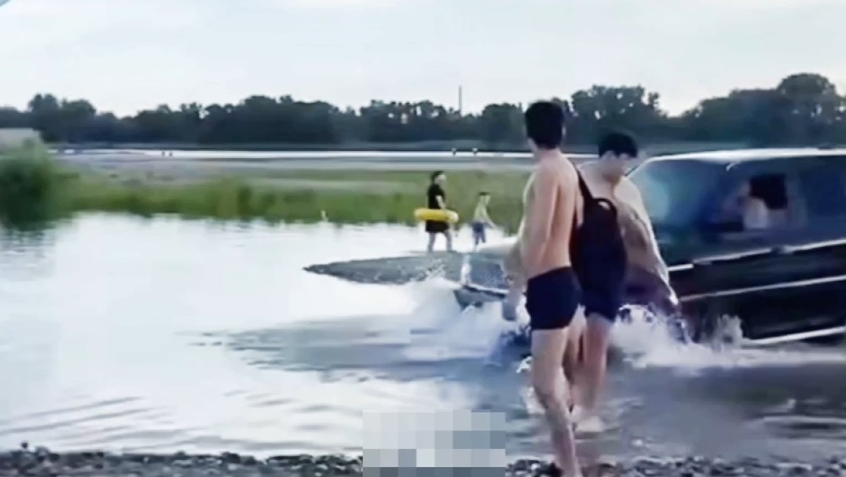 Внедорожник ездил по воде на пляже в Семее - как наказали водители