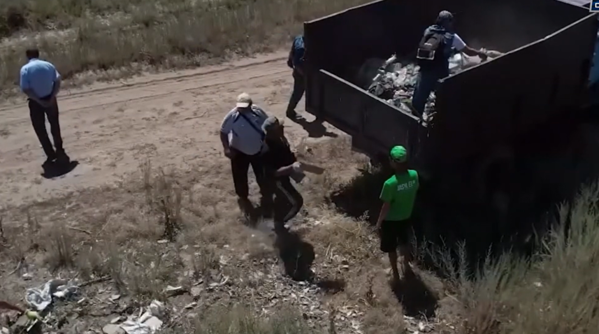 Поле вокруг аэропорта в Урджаре шокирует прилетающих