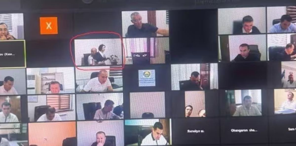 В Узбекистане уволили чиновника за объятия с подчинённой