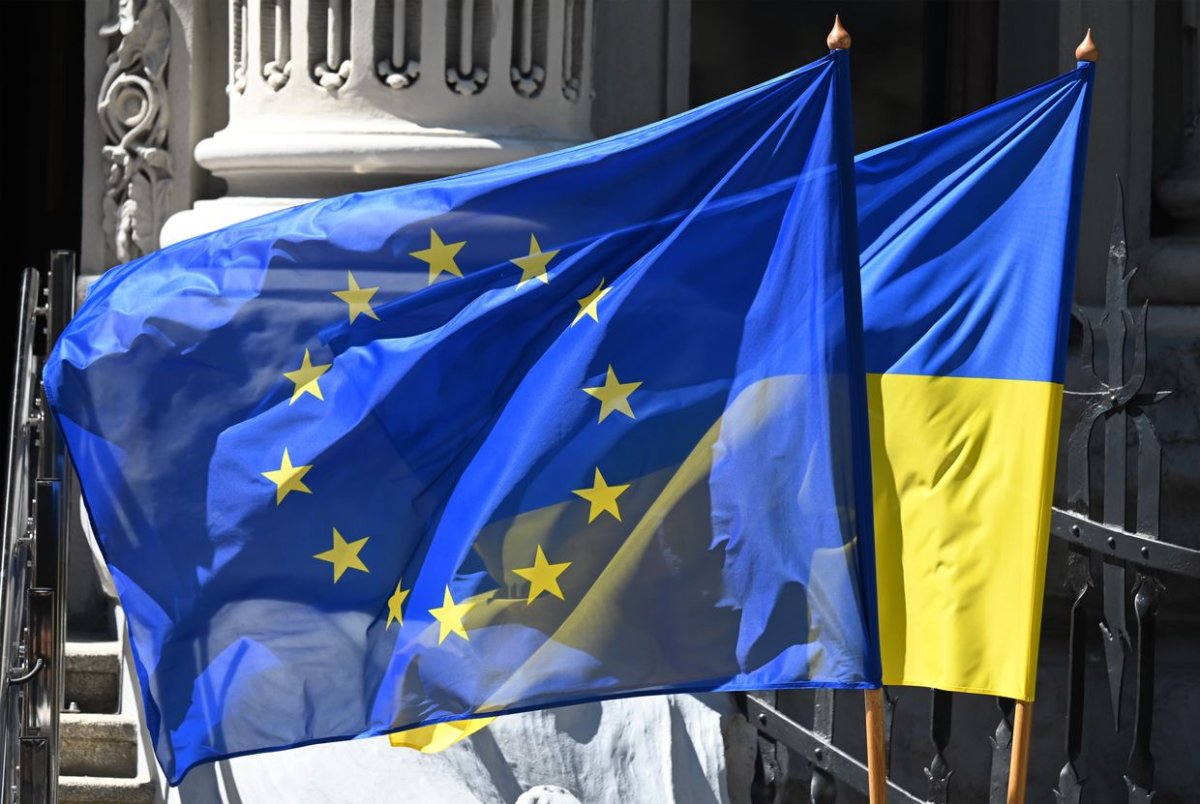 ЕС приостановил помощь Украине из-за лишения независимости антикоррупционных органов